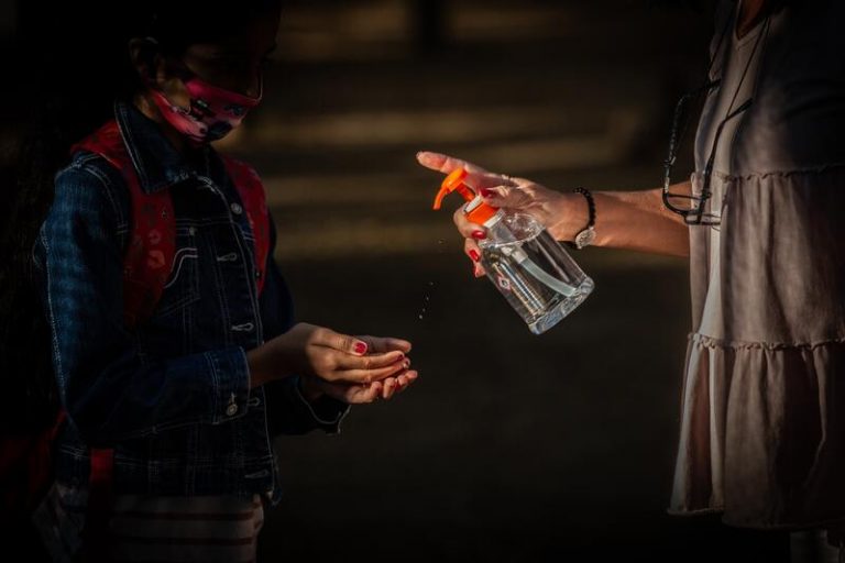 Cataluña plantea levantar el uso de la mascarilla en aulas escolares el 19 de abril