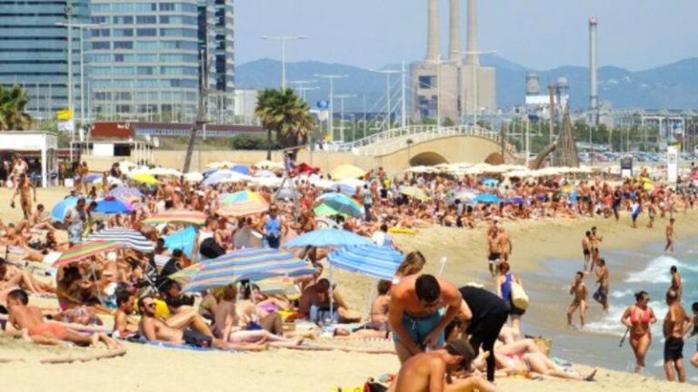 Barcelona prohibirá fumar en todas sus playas desde julio