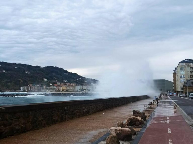 La borrasca ‘Diego’ dejará un sábado con lluvias en el norte, vientos fuertes y riesgo por olas en País Vasco y Gerona