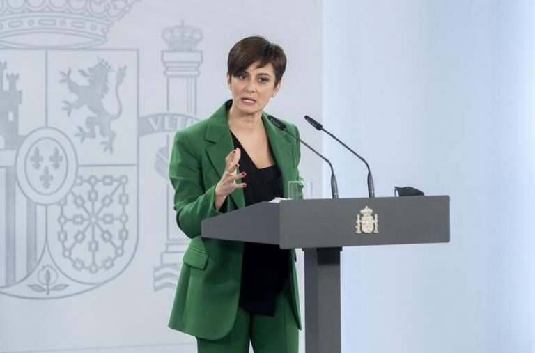 El Gobierno insta a Feijóo a poner «cordones democráticos» a Vox