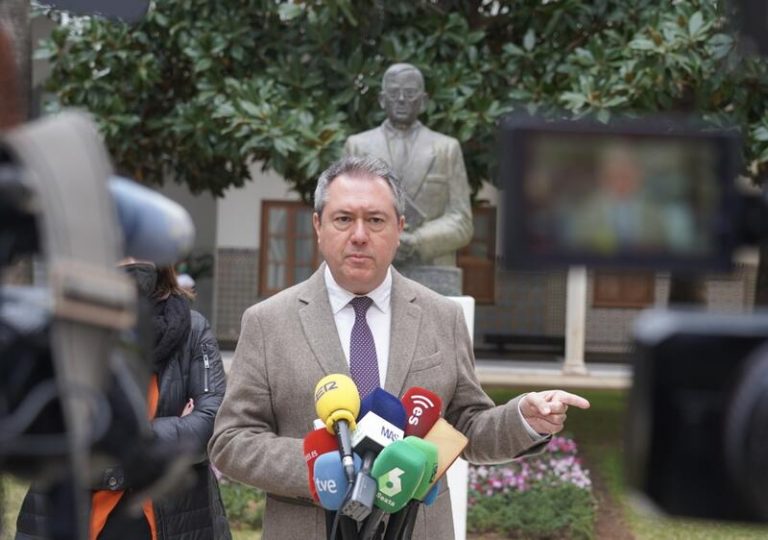 PSOE andaluz compara el «abrazo» de PP y Vox con la alianza en Francia frente a la ultraderecha