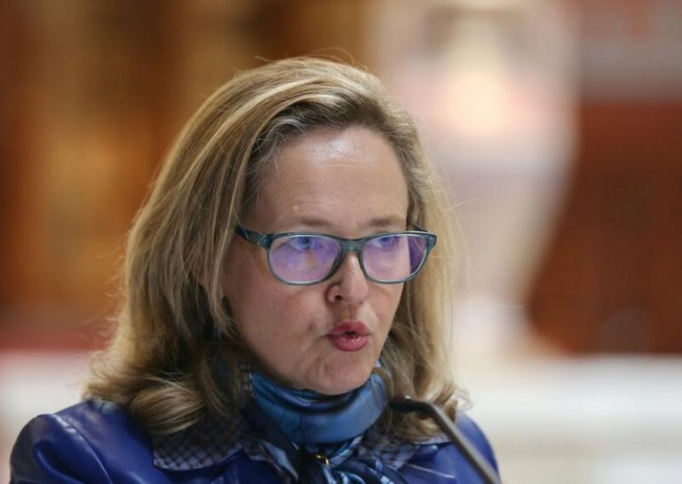 Calviño ve en Vox una fuente de preocupación por sus mensajes que «trivializan» la violencia de género