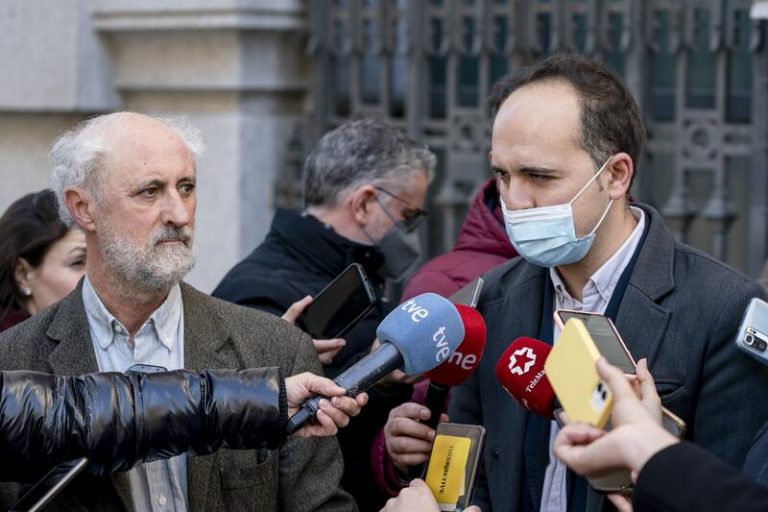 Concejales preguntan a Almeida por qué «no trató en recuperar el dinero» del contrato de mascarillas