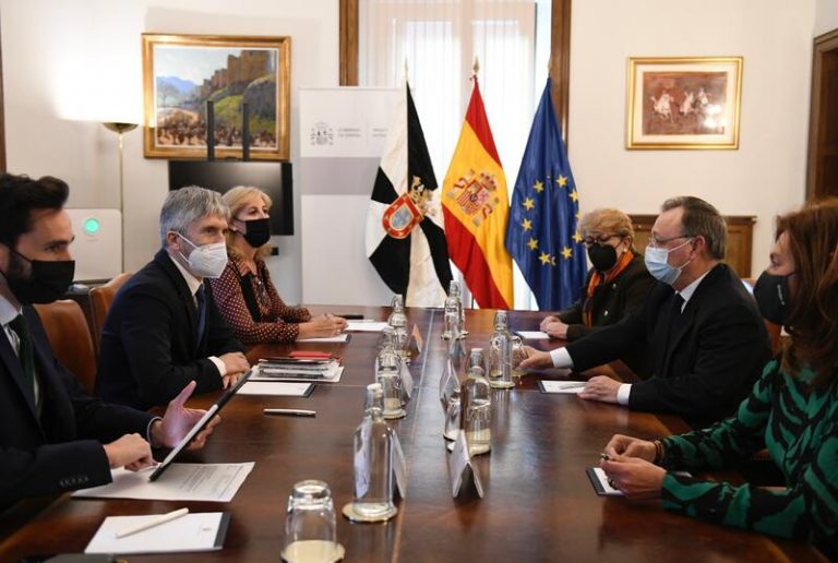 Marlaska confirma a Vivas la «próxima» reapertura de la frontera de Ceuta