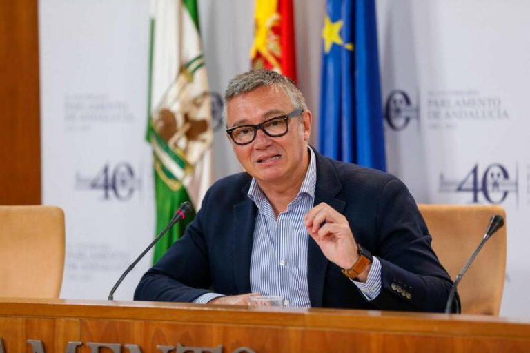 Vox critica el «cachondeo» de Moreno con la fecha de elecciones