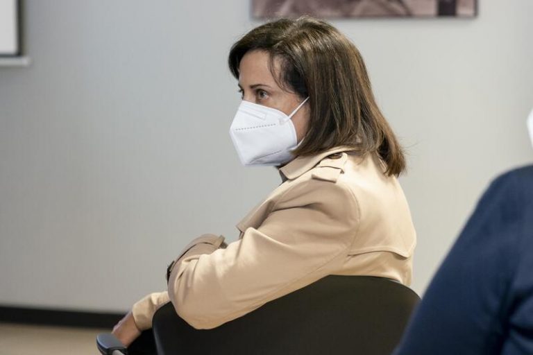 Robles reivindica que el CNI «siempre actúa respetando la ley» y rechaza las acusaciones