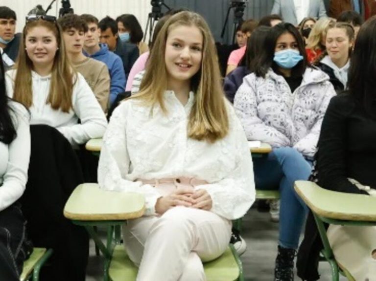 La Princesa Leonor, sola y sin mascarilla, antes de regresar a Gales
