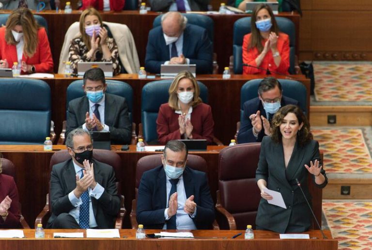 Ayuso sostiene que la izquierda pone un cordón a Vox para «evitar que gobierne el PP»
