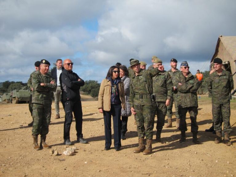Robles visita en Córdoba a la Brigada ‘Guzmán el Bueno’ X antes de partir a Líbano y Letonia