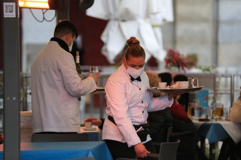 La facturación del sector servicios sube un 23,5% en febrero, con la hostelería duplicando ventas