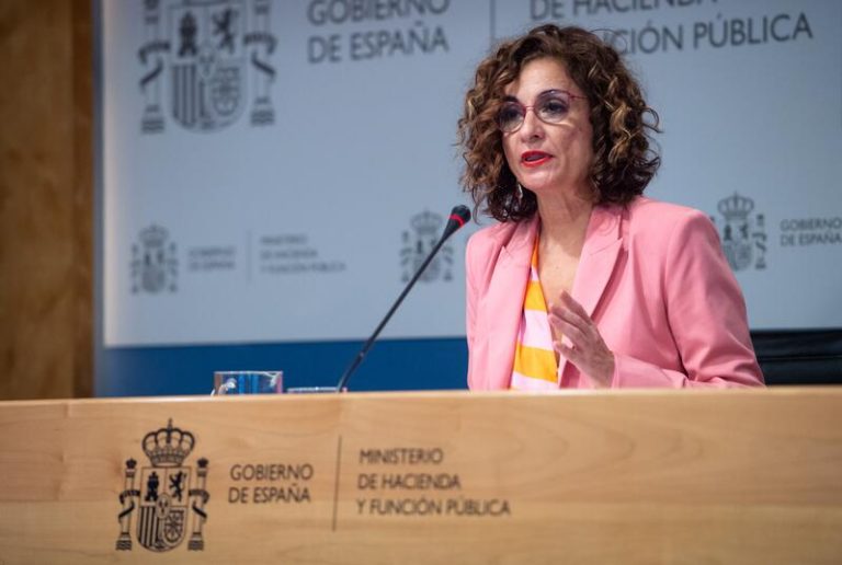 Montero avisa al PP de que bajar impuestos agrava el déficit y la deuda