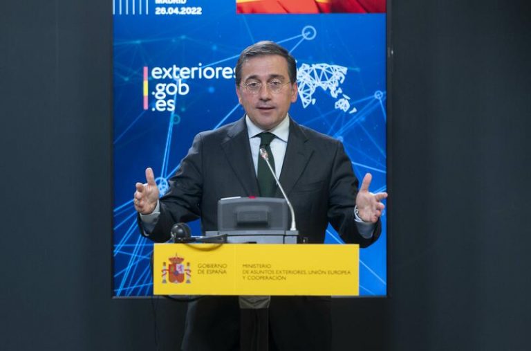 Albares ve «inaceptable el uso del gas como arma política»