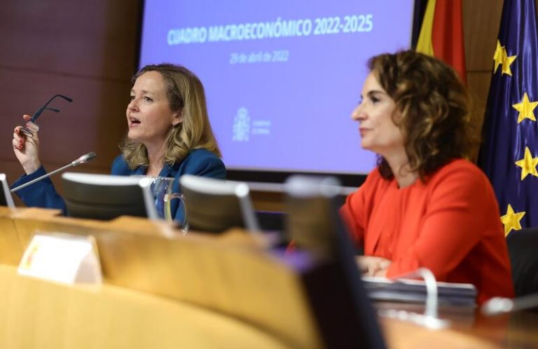 El Gobierno mantiene en el 5% su previsión de déficit público en 2022 por la recaudación