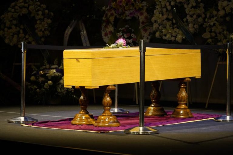 Fotos, coronas de flores y goteo continuo de ciudadanos en la capilla ardiente de Juan Diego