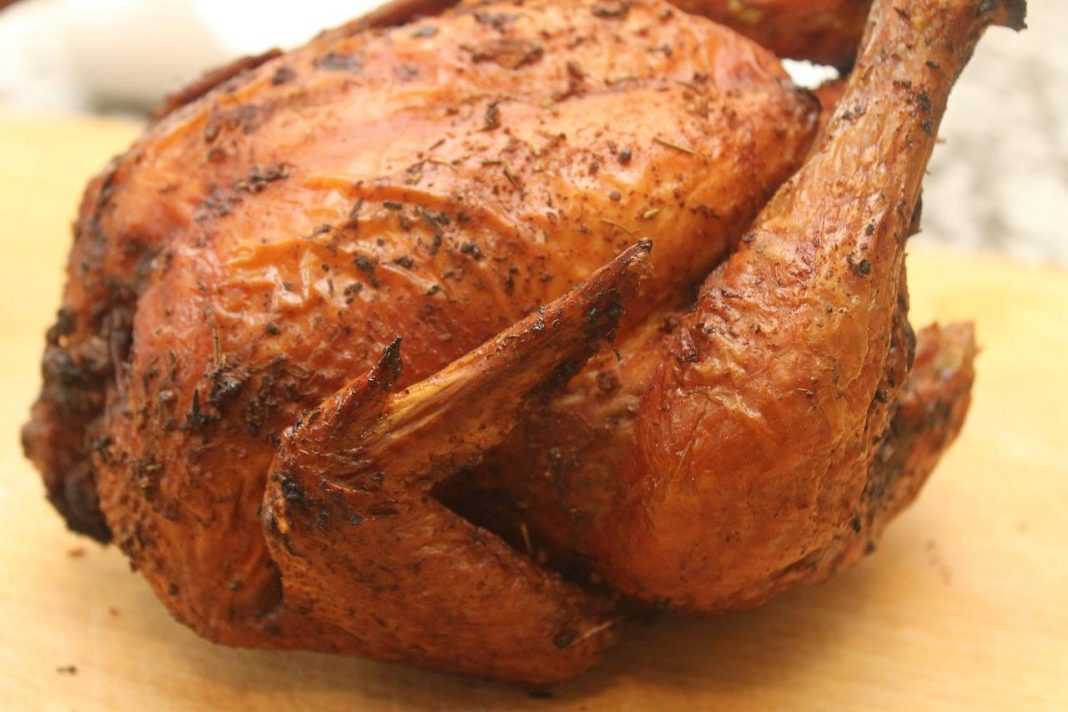 Cómo asar un pollo entero y que quede crujiente por fuera y sabroso por dentro