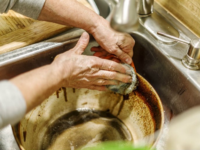 ¿Qué debe hacerse para limpiar una olla a presión de manera correcta?