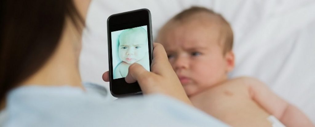 ¿Cómo se denomina a la práctica de los padres de compartir videos y fotos de sus hijos?