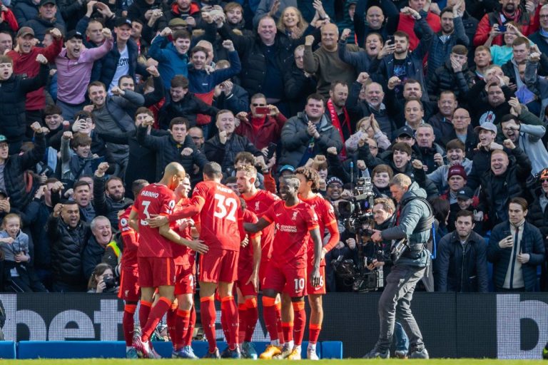 El Liverpool, a la caza del liderato con un City presionado