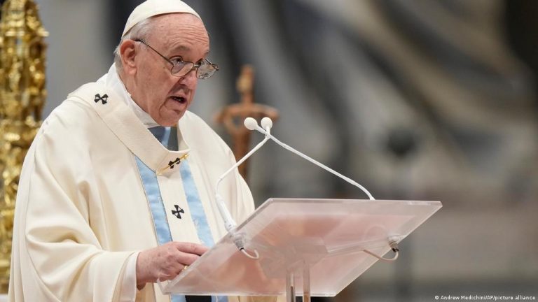 El Papa lamenta la «guerra sacrílega» en Ucrania y pide ayudar a todos los refugiados