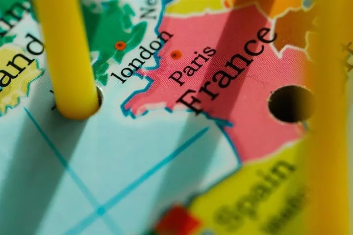 Españoles y franceses podrán adquirir la nacionalidad sin renunciar a la de origen a partir de este viernes