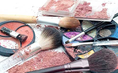 Esto es lo que pasa si usas maquillaje caducado