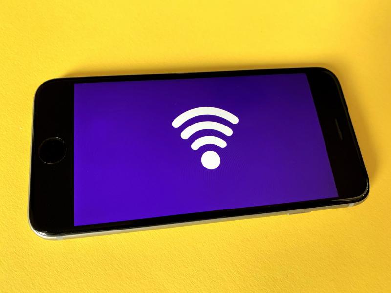 Acudir a una cafetería o centro comercial para tener Wifi