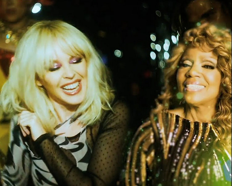 Kylie Minogue y Gloria Gaynor juntas en ‘Can’t Stop Writing Songs About You’, su videoclip