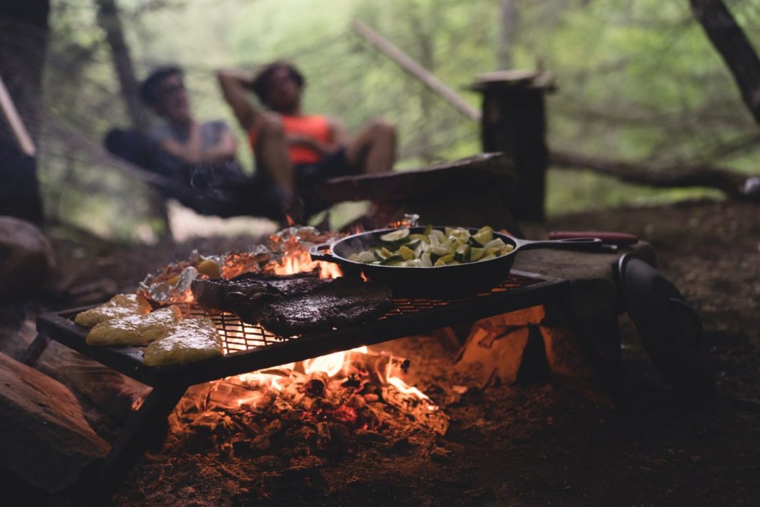 Lubina a la brasa así se debe hacer para que no se queme en la barbacoa