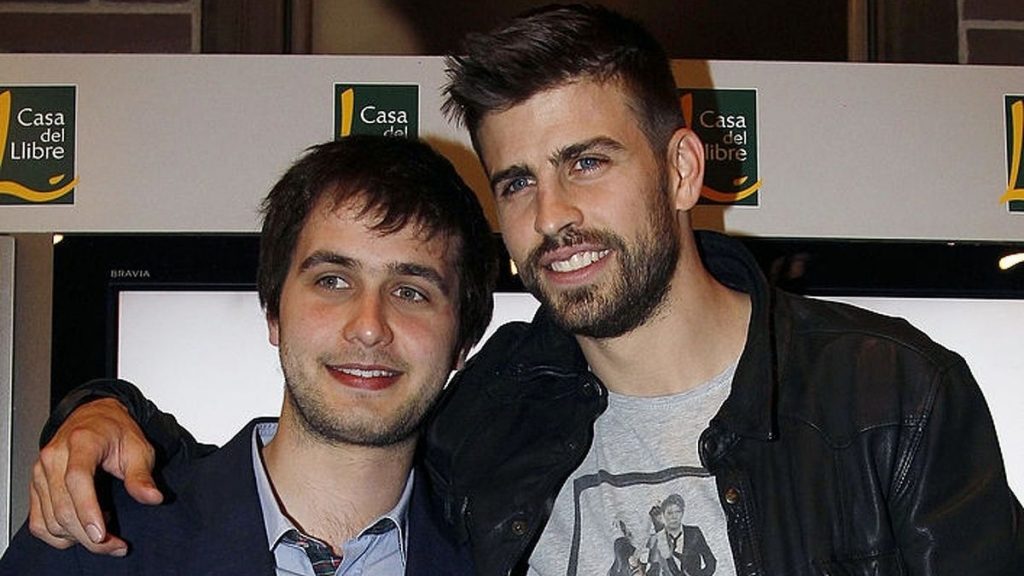 Su Hermano Menor Y El Abuelo Que Tiene Nexos Con La Entidad Catalana