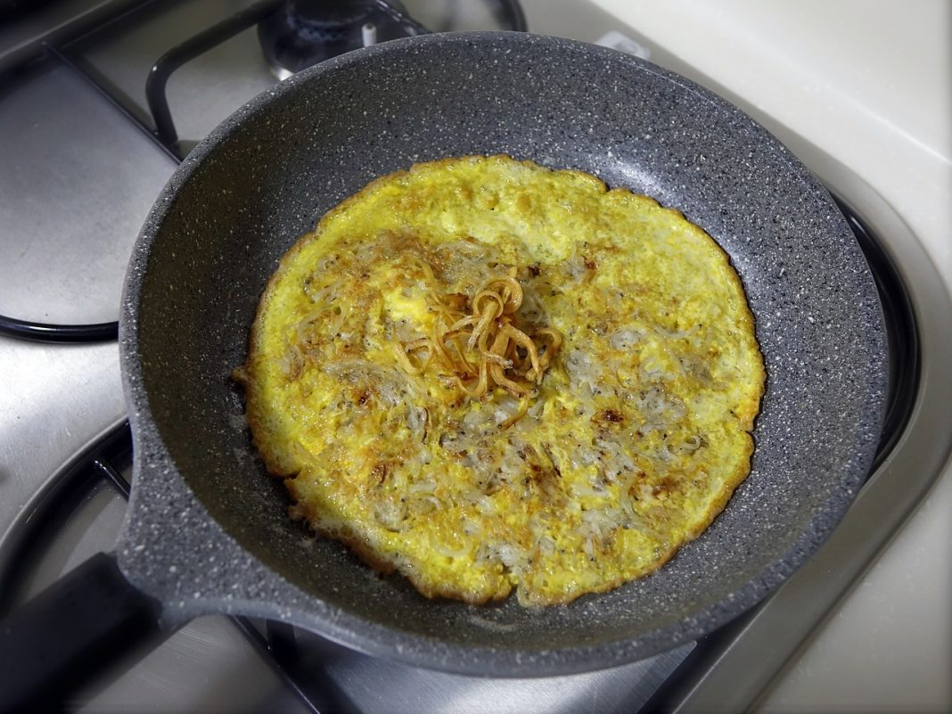 Tortilla de bacalao el truco para que se mezclen bien todos los elementos