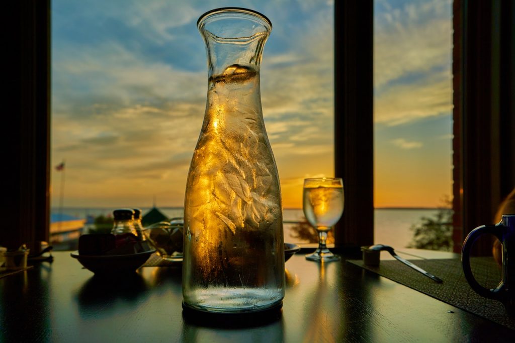 La Ocu Explica Por Qué No Deberías Pedir Una Botella De Agua En Un Bar