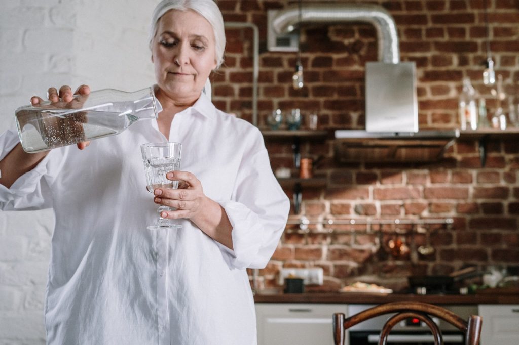La Ocu Explica Por Qué No Deberías Pedir Una Botella De Agua En Un Bar