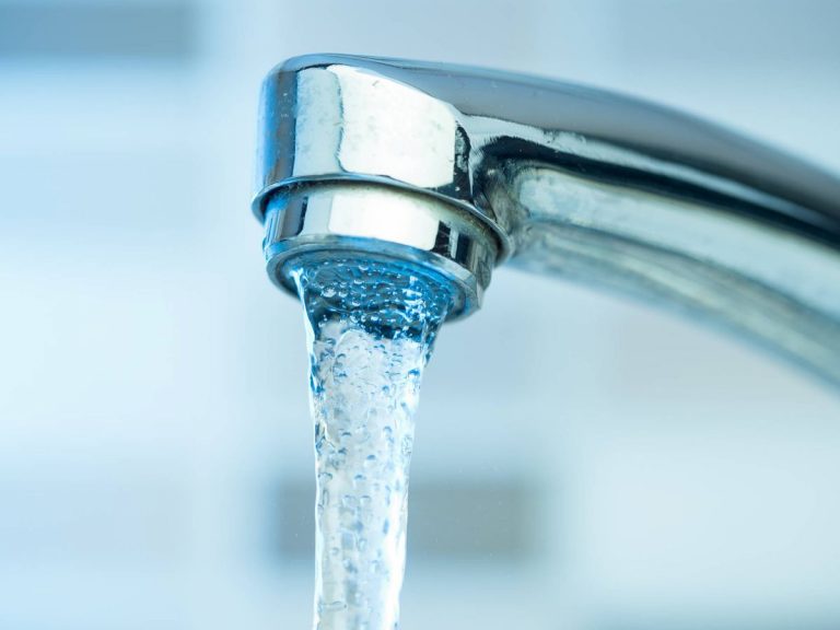 FACUA pide vigilar a bares y restaurantes para asegurar que ofrecen agua de grifo gratis