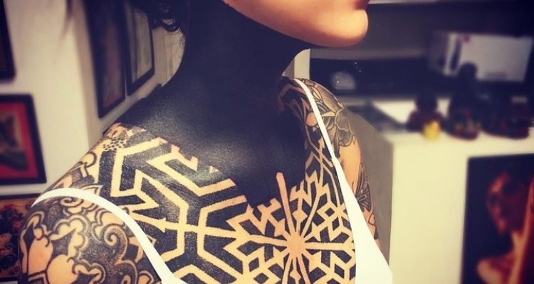 Fotos De Tatuajes &Quot;Blackout&Quot; Que Convierten El Cuerpo En Un Lienzo
