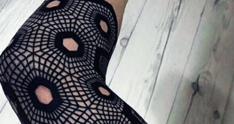 Fotos de tatuajes «blackout» que convierten el cuerpo en un lienzo