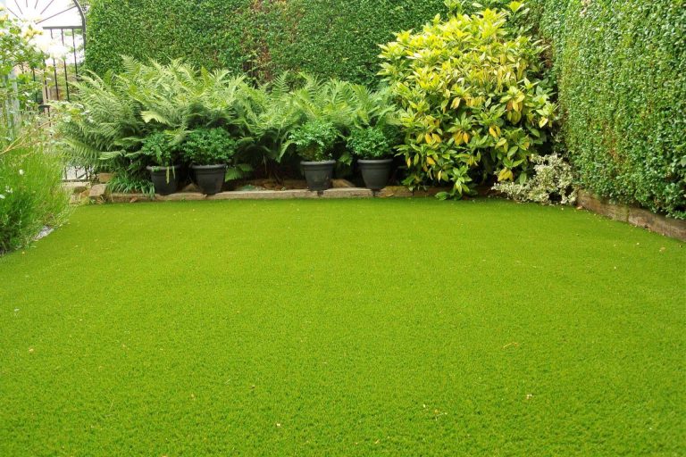 ¿Cuáles son las ventajas de contar con césped artificial en el jardín?
