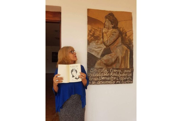 El ensayo biográfico de Carmen de Burgos se titula ‘La dama roja’ y está escrito por Ángela Sánchez Pérez