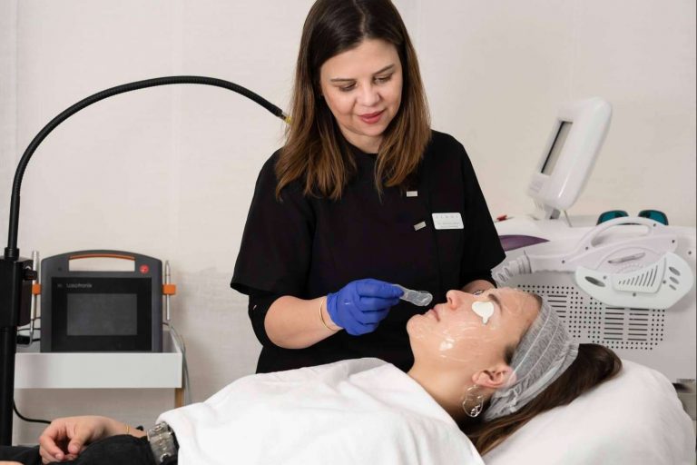 Clínica Femme ofrece el tratamiento de luz pulsada para eliminar las manchas solares de la cara, cuello y escote