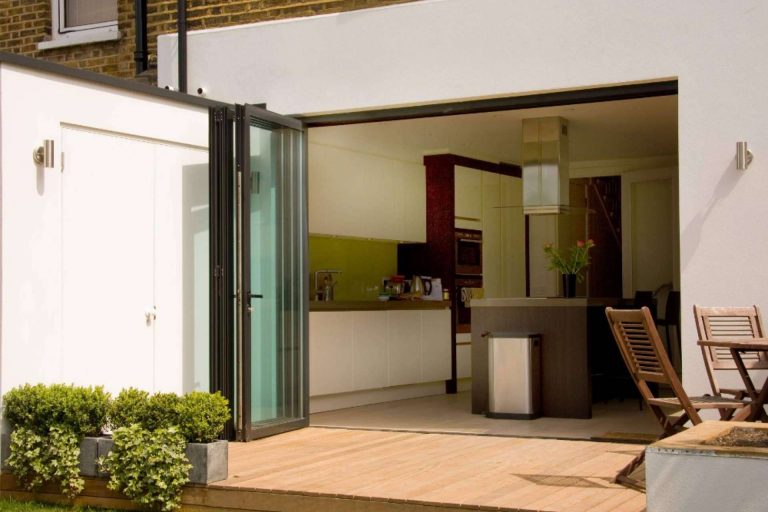 Airclos dispone de puertas plegables de aluminio para aportar amplitud a cualquier espacio