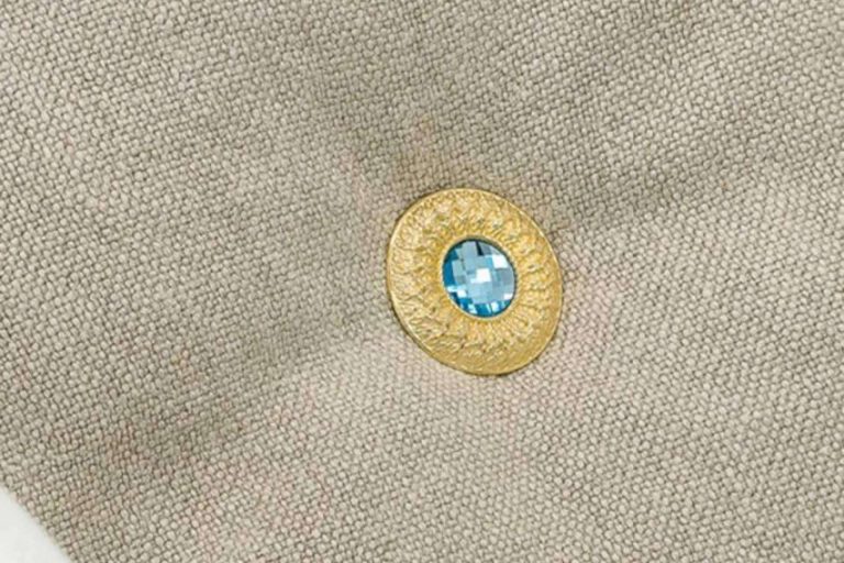 Los broches de lujo de la compañía Aldabón Luxury hacen que el look de quien los luzca sea único