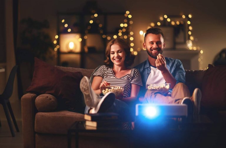 ¿Cómo montar un cine en el hogar?, con Proyector Pro