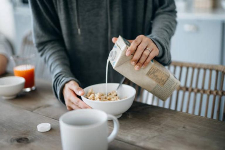 El grave motivo por el que debes evitar los cereales en el desayuno