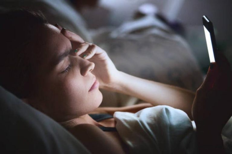 Por esto no deberías revisar tu móvil antes de dormir