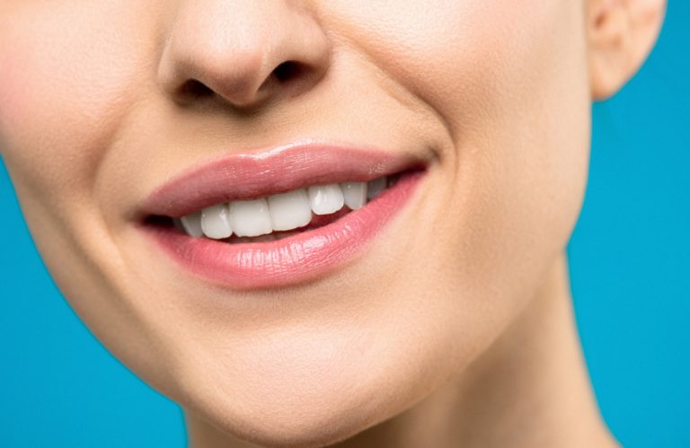 Este es el blanqueamiento dental que está dañando tus dientes