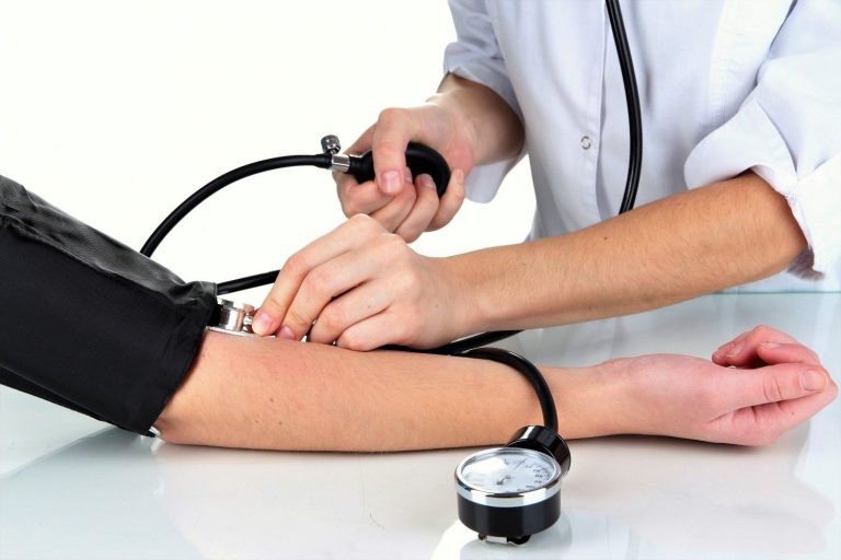 Así puedes controlar la presión arterial en tu casa