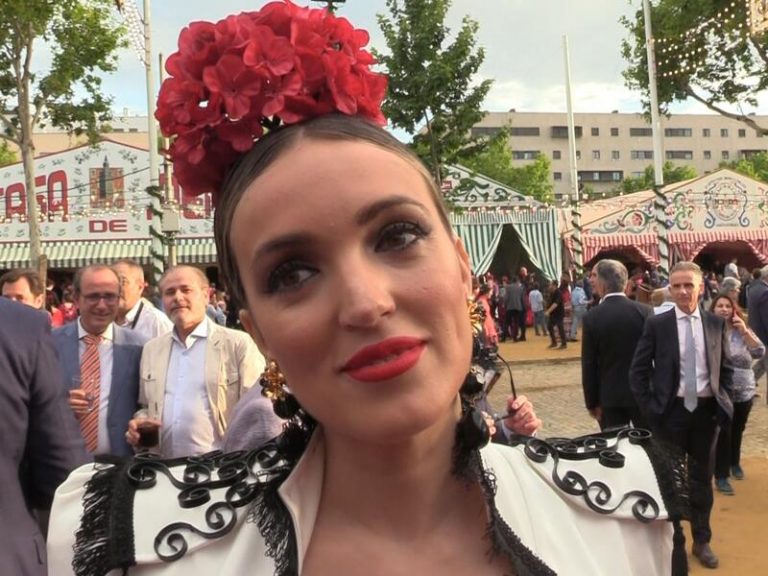 Marta Riesco amaga con enseñar el as que tiene bajo la manga contra Rocío Carrasco