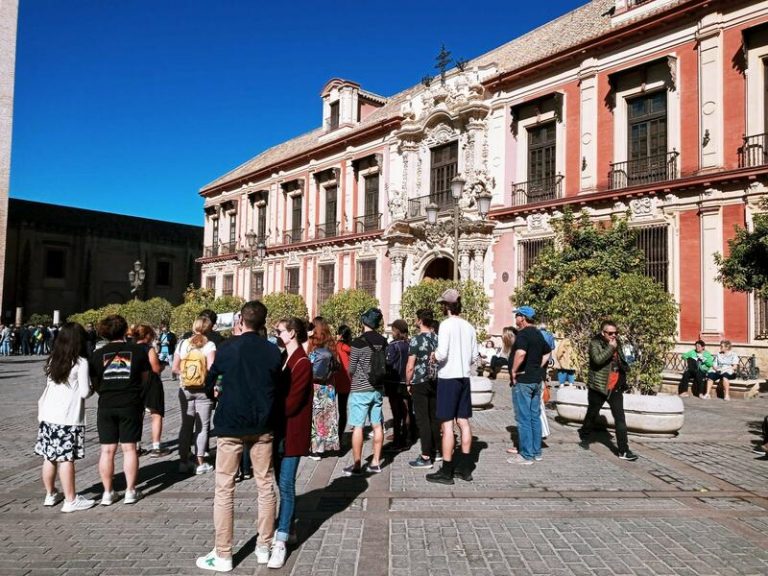 España recibe 4 millones de turistas en marzo y el gasto se dispara hasta los 5.069 millones