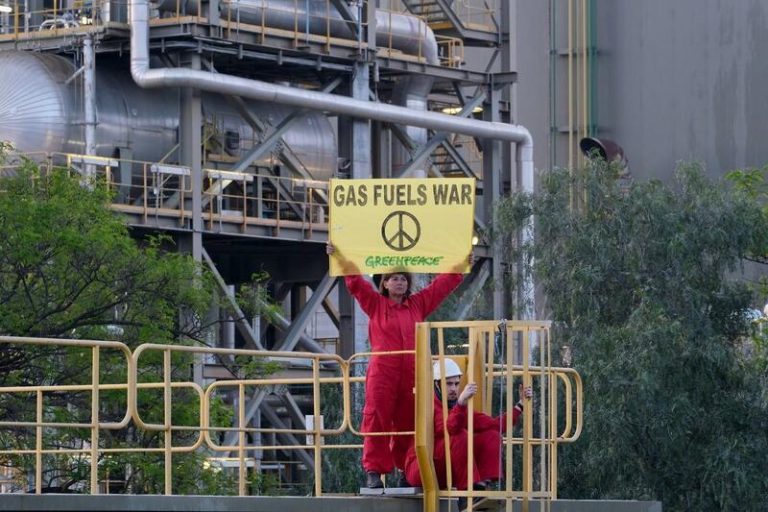Greenpeace escala una central térmica en Málaga para denunciar que quema gas ruso