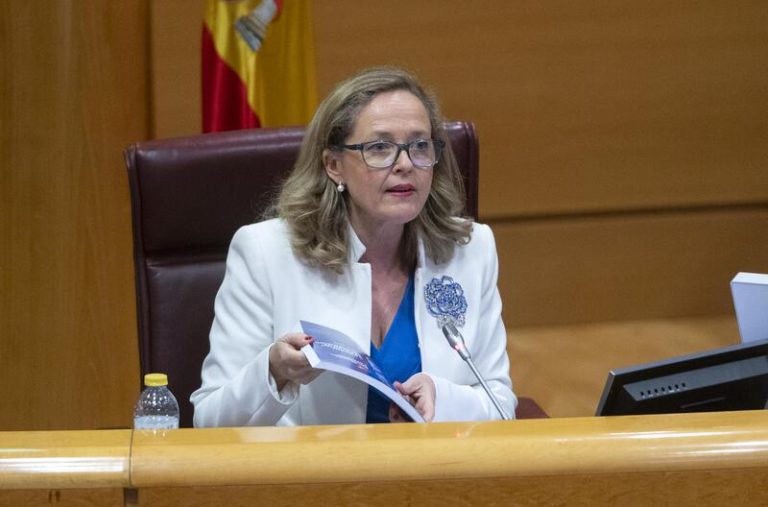 Calviño asegura que no se seguirá con la bonificación al combustible si los operadores la absorben en precios