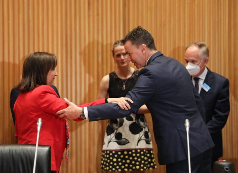 El PSOE no ve «ningún tipo de tensión» entre Robles y Bolaños